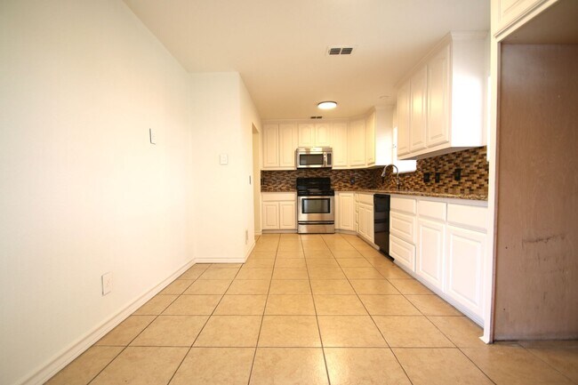 Building Photo - Upgraded 3BR Home | Granite Kitchen, High Ceilings & Gated Backyard | Minutes to Downtown Fort Worth