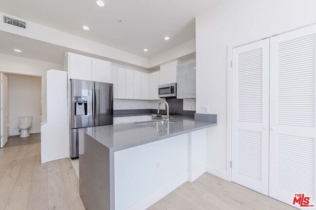 Building Photo - 105 S Mariposa Ave