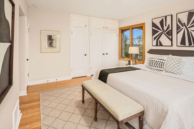 Building Photo - Queen Anne Home
