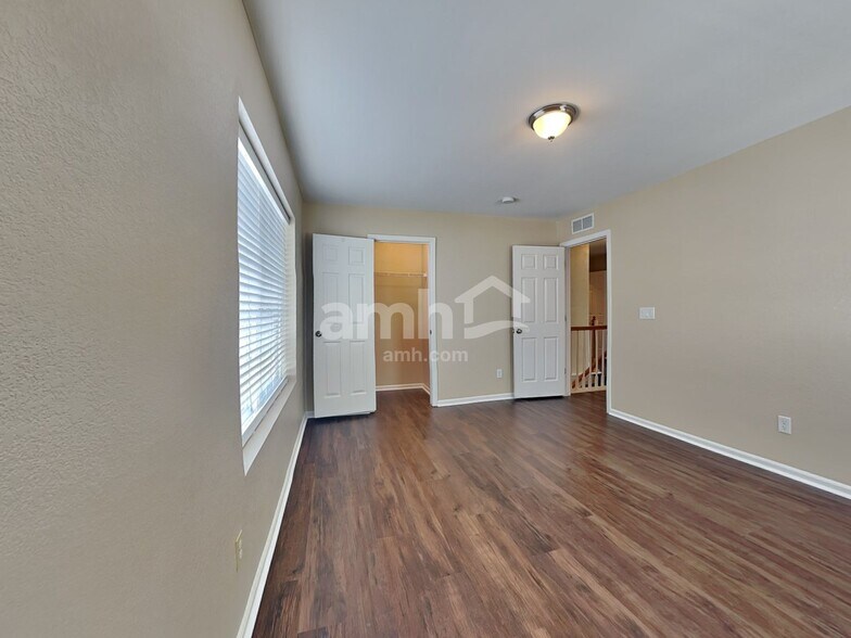 Building Photo - 19904 Robins Dr