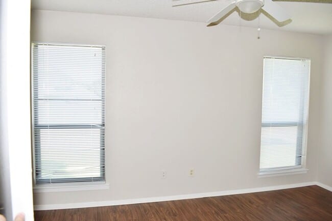 Building Photo - 309-311 Dogwood Dr