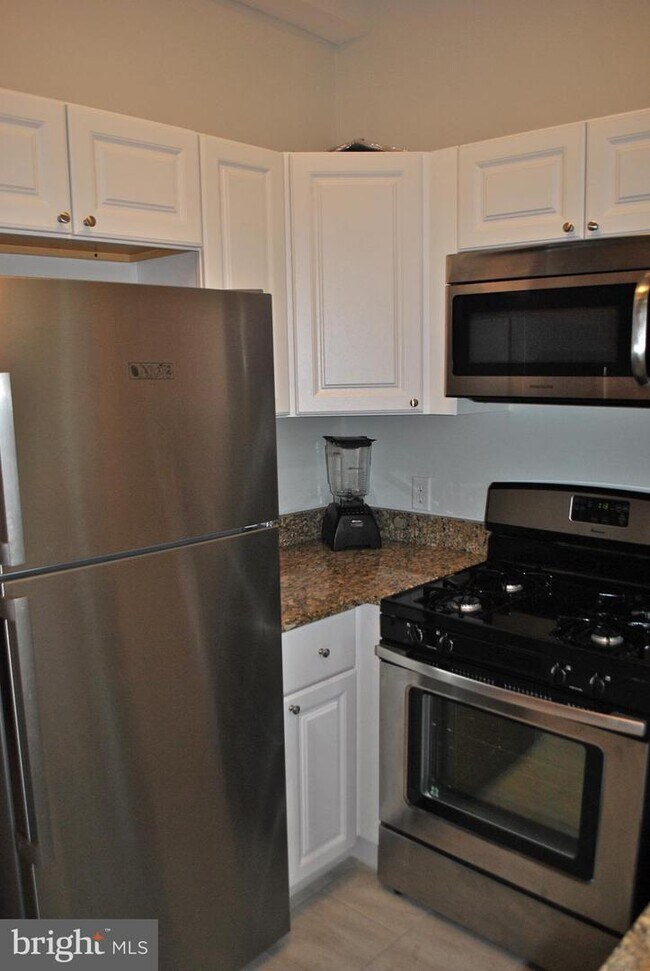 Building Photo - 127 10th St SE