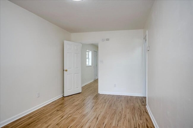 Building Photo - 953 Hopkins St