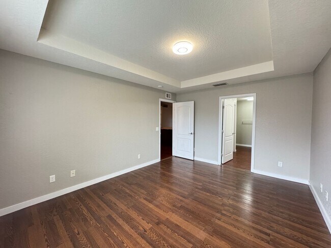 Building Photo - Spacious 4 Bedroom / 3 Bathroom Home in Davenport