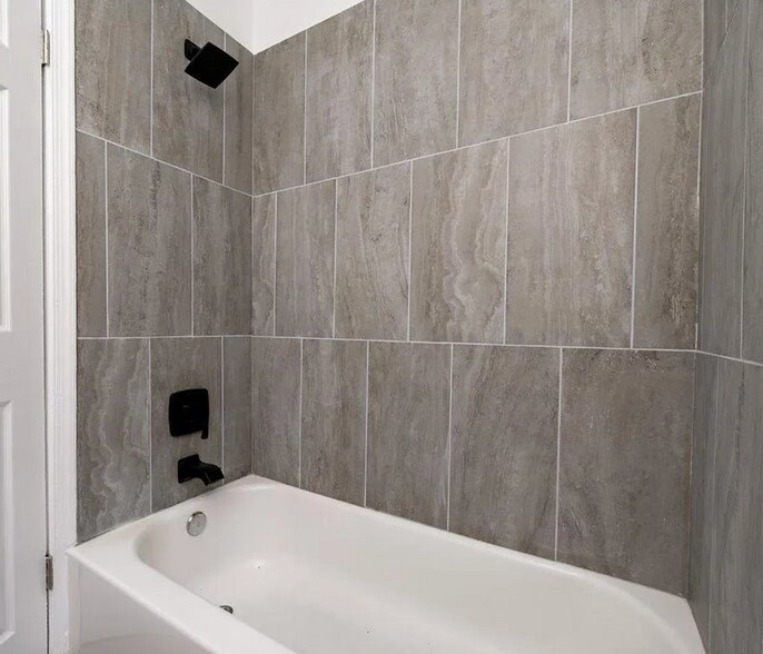 Building Photo - 2806 Auchentoroly Ter