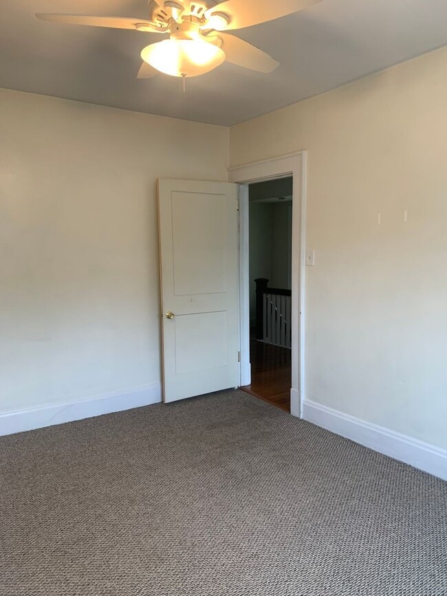 Building Photo - 3 Bedroom Single Family Home with Garage in Mount Washington!