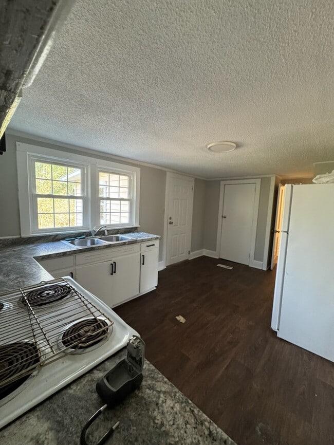 Building Photo - 302 Sunny Ln