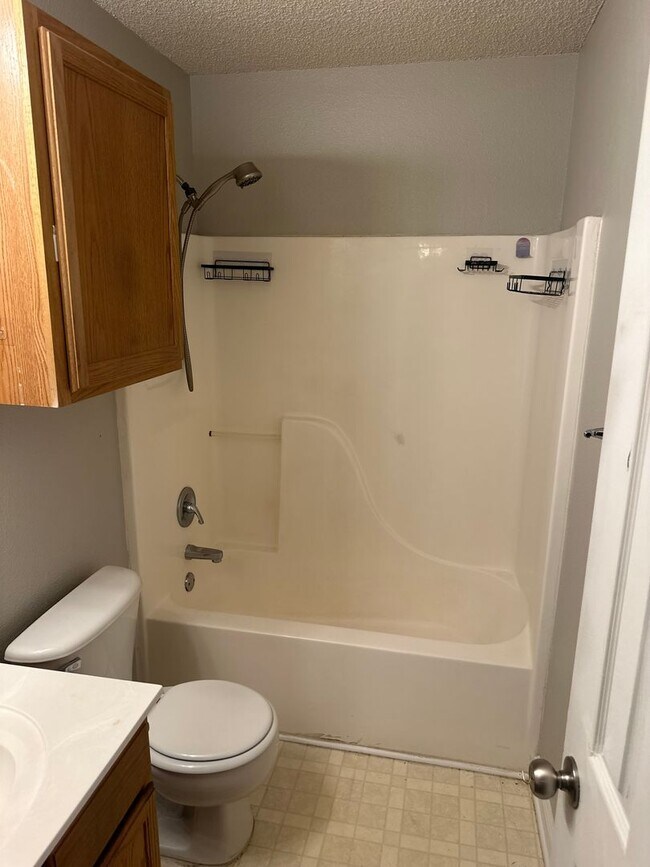 Building Photo - Move-in Ready!  3-Bed, 2-Bath Home in Bent...