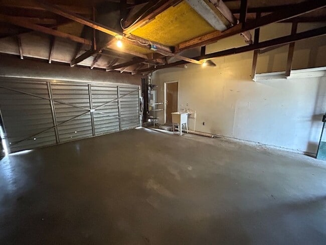 Building Photo - 2 bedroom 1 bathroom in NW Visalia! Close ...