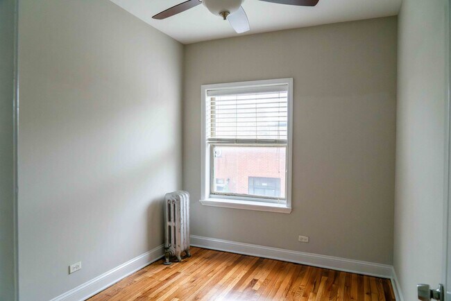 Building Photo - Ravenswood Manor - 2 Bed / 1 Bath - Heat I...