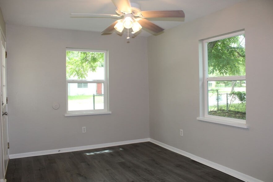 Building Photo - 1045 W Pecan St