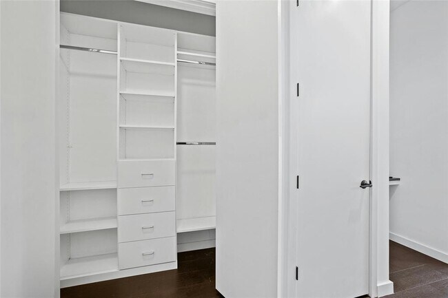 Building Photo - 800 Embassy Dr