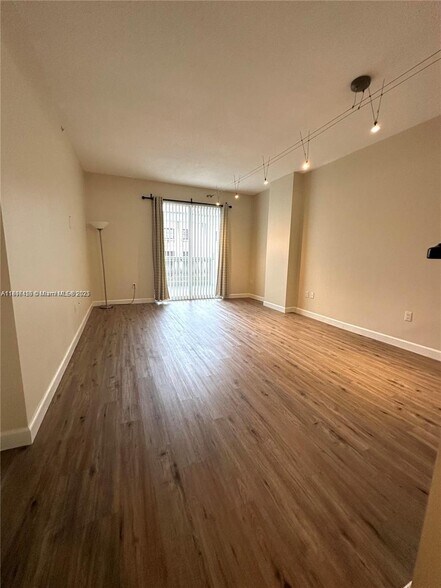 Primary Photo - 10 Aragon Ave