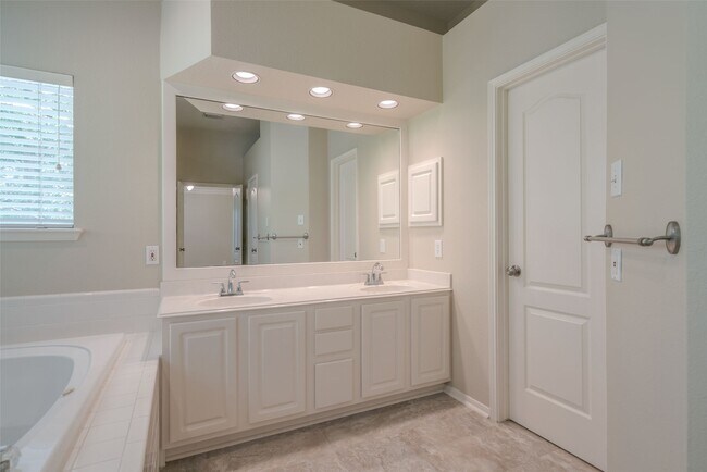 Building Photo - 147 Shelter Rock Ct