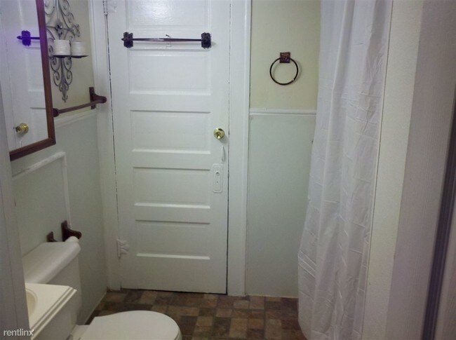 Building Photo - 1 br, 1 bath Apartment - 254 Baldwin Ave 2