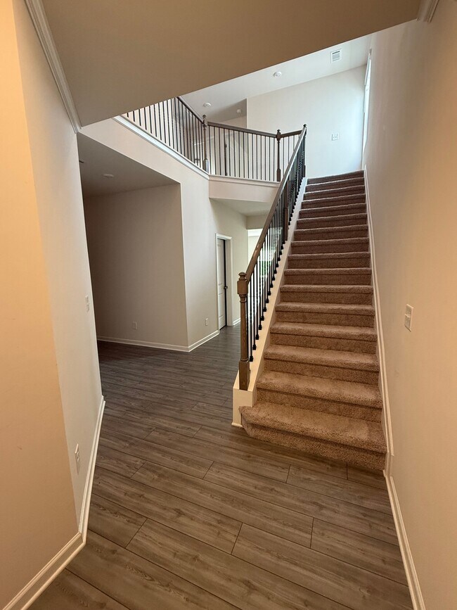 Building Photo - 79 Pineview Dr