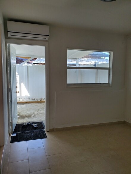 View of frnt door from inside - 410 SE 13th Ct