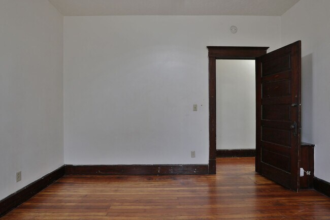 Building Photo - 3 Bedroom , 2 Bath Newly Renovated Townhouse - Right off of High St - FREE Washer / Dryer and Off...