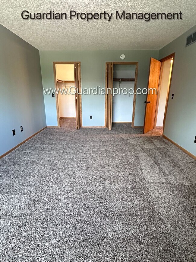 Building Photo - Apple Valley 2 Bedroom Town Home, Patio, Fireplace, 1 Car Garage, AC, New Carpet