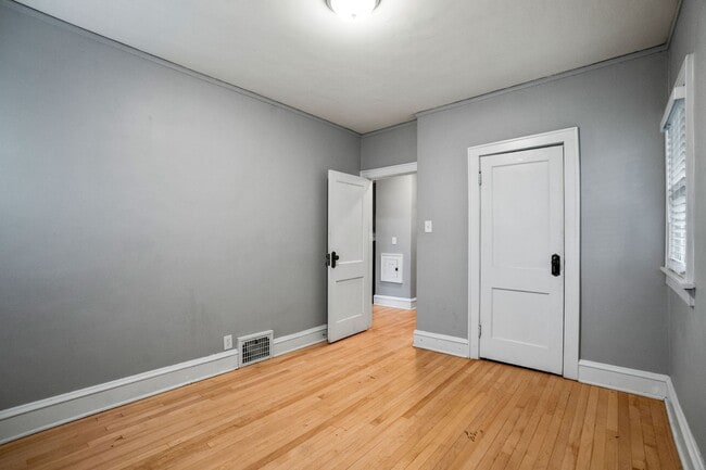 Building Photo - Rare quality UWM Flat , Walk to Campus!