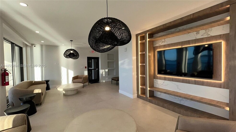 Building Photo - 801 N Venetian Dr