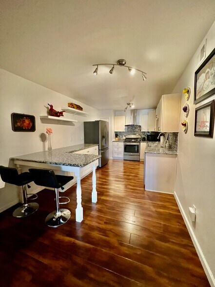 Full side kitchen - 6081 Milton St