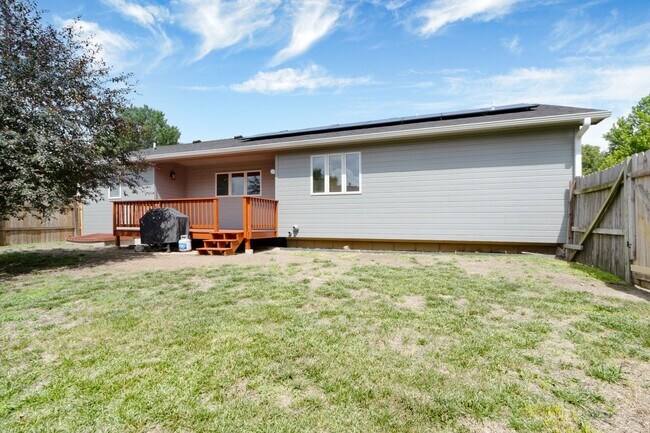 Building Photo - Large Family home For rent!