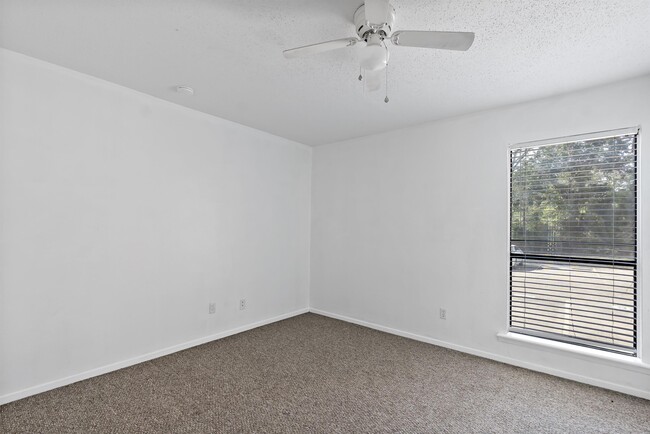 Building Photo - 3923 Old Oaks Dr