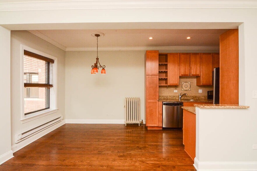 Building Photo - 747 W Addison St