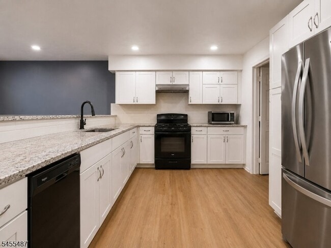Building Photo - 121 Harrow Dr
