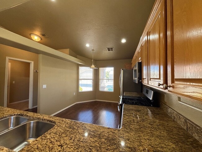 Building Photo - HOME FOR RENT IN SUN RIVER