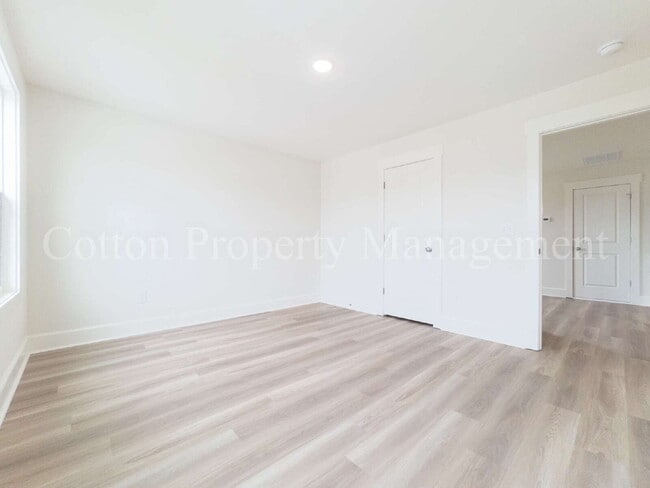 Building Photo - 29 W Pioneer Wy