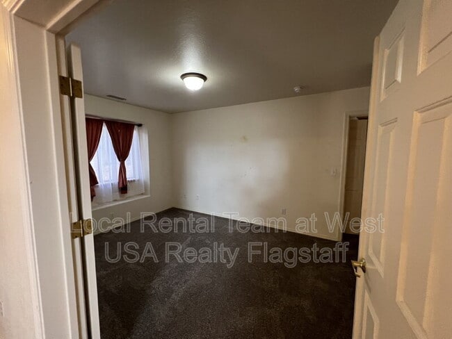 Building Photo - 6087 E Mountain Oaks Dr