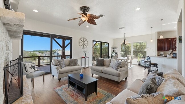 Building Photo - 628 Country Ln Dr