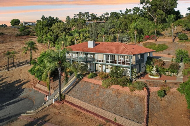 Building Photo - 2908 Lakemont Dr