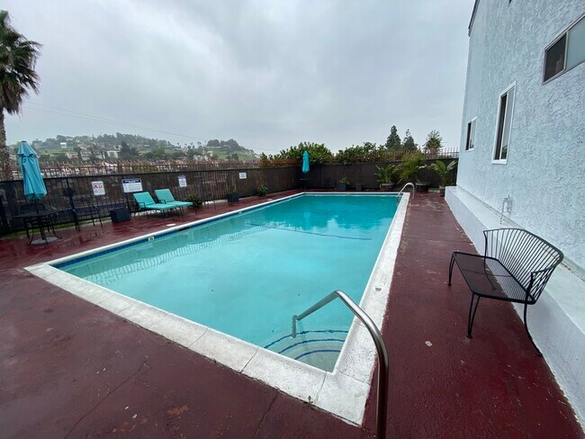 Building Photo - 3030 Valle Vista Dr