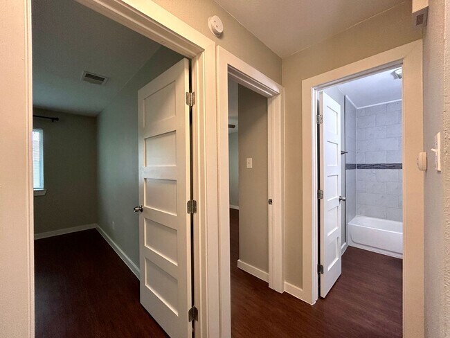 Building Photo - 1900 Gracy Farms Ln