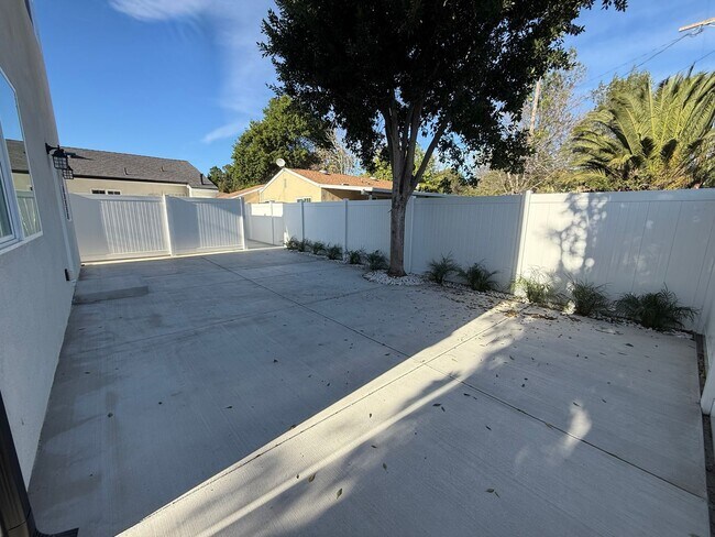 Building Photo - All solar new construction 3/3 house