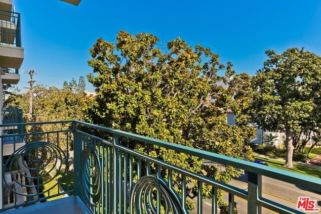 Building Photo - 430 N Oakhurst Dr