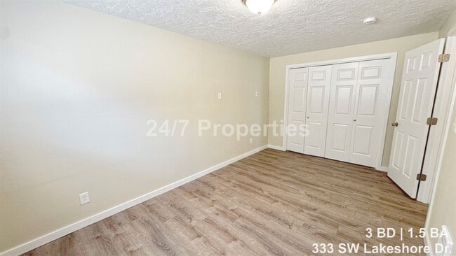 Building Photo - 333 SW Lakeshore Dr