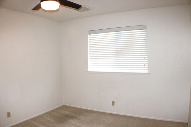 Building Photo - Stylish 3-Bedroom Home with Spacious Backyard & Modern Comforts