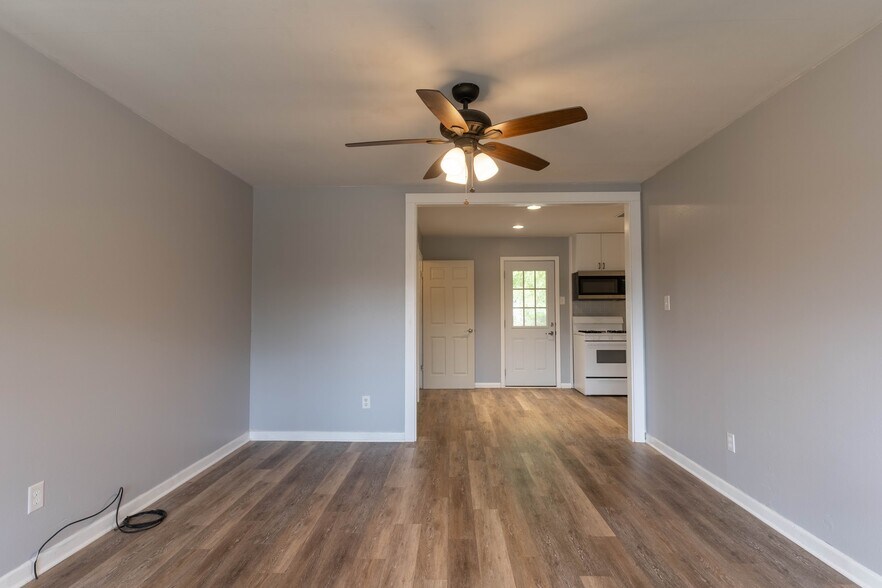 Living room - 1800 Hilltop Dr