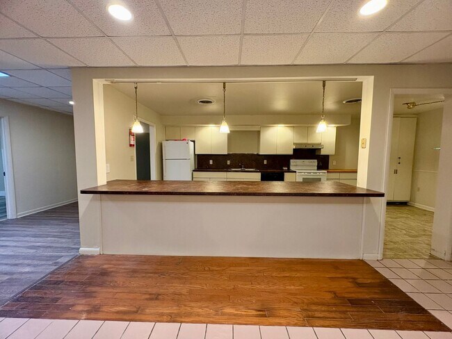 Building Photo - 1325 W Poplar St