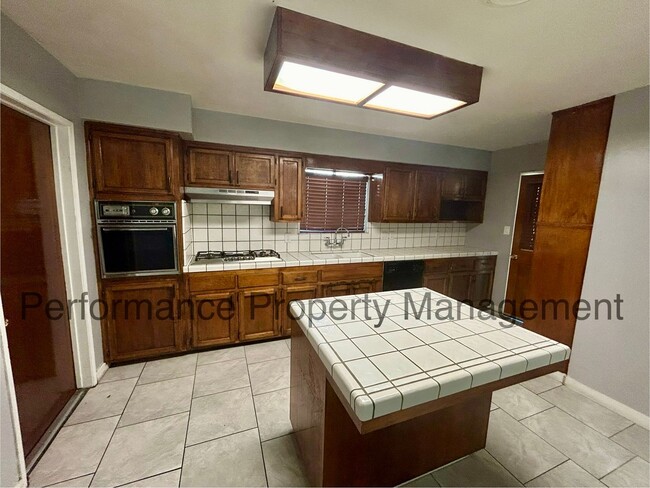 Building Photo - 3 Bed/2 Bath SE Bakersfield Home w/ RBP & $0 Deposit Option