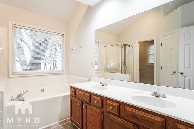 Building Photo - 821 Penncross Dr