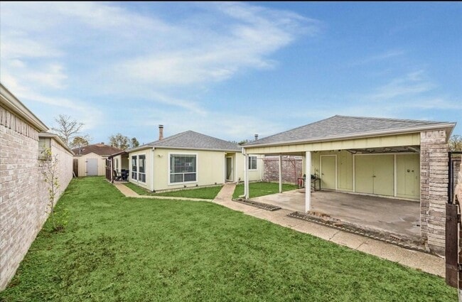 Building Photo - 16147 New Field Dr