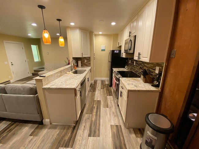Building Photo - Seasonal Furnished Rental