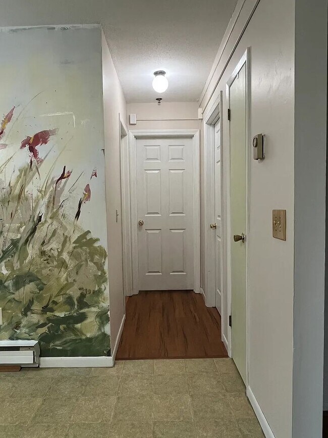 Building Photo - Bright, Updated 2-Bedroom in Prime Burlington Location — Available Now!