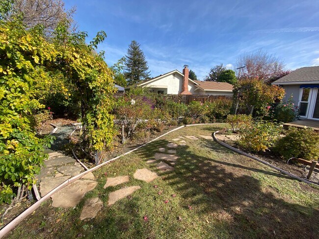 Building Photo - 3 Bed 2 Bath SIngle Family Home In Walnut Creek (Water, Garbage, Internet Are Included In The Rent)