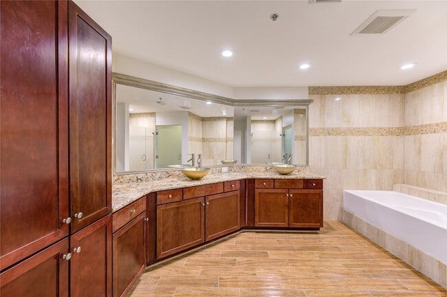 Building Photo - 917 Main St